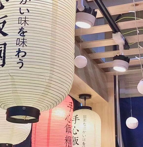 日语单词初级中「何」读「なん」还是「なに」